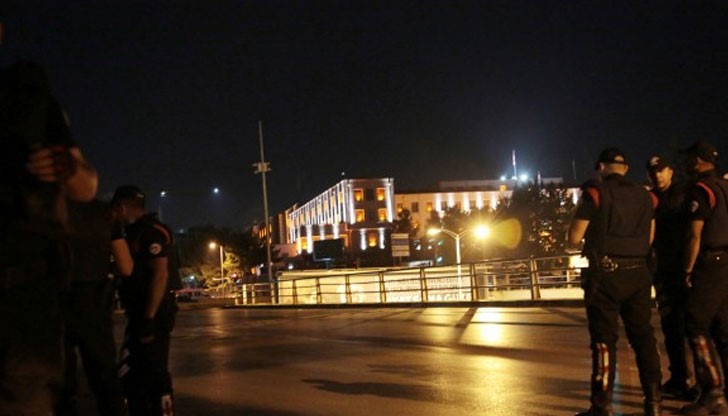 Директорът на турската полиция обяви, че 16 войници, подкрепили опита за преврат са били убити в главния щаб Директорът на турската полиция обяви, че 16 войници, подкрепили опита за преврат са били убити в главния щаб