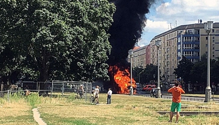 Камион и мотор са катастрофирали, при което три взрива са разтърсили картал „Фридрихсхаин”