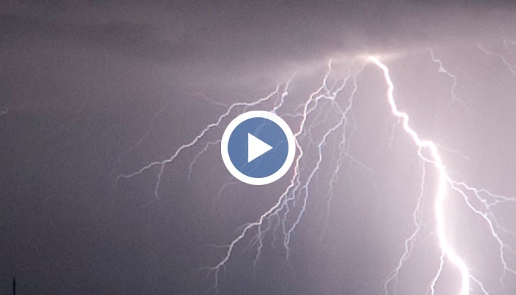 Красиви светкавици проблесват в небето, а гръмотевиците се чуват сякаш много отдалеч