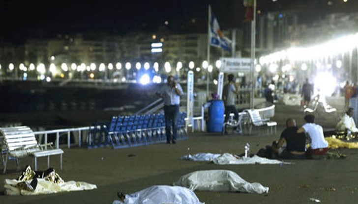 Френският президент Франсоа Оланд посети една от болниците в курортния град Ница Френският президент Франсоа Оланд посети една от болниците в курортния град Ница