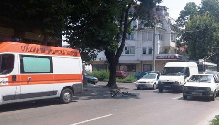 "Фоксваген Голф" блъсна велосипедист по бул. "Цар Освободител" в Русе