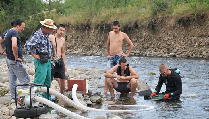 Край река Бързия те показаха майсторство  в откриване на златни люспи в пясък и ценни метали в земята