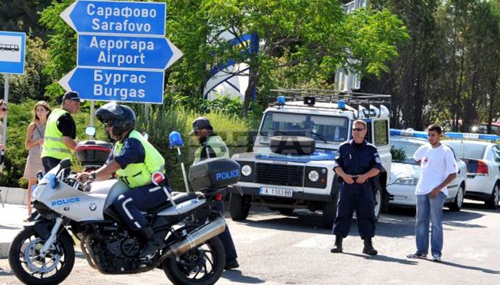 В Маями полицията по брега е по къси гащи и с велосипеди, тук - с бронежилетки и автомати