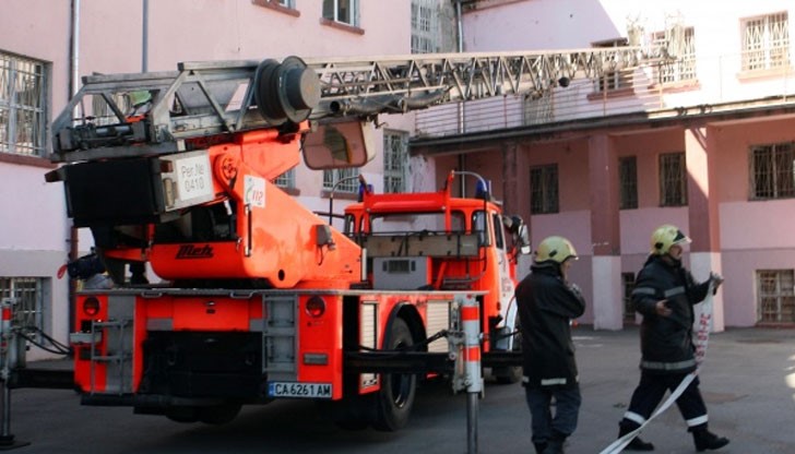 Пожарникарите намират жена, която е била с разлагаща се плът