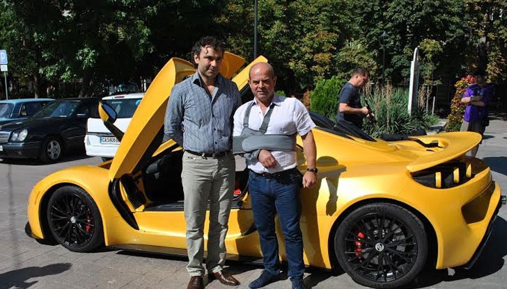 Кметът, макар и контузен изпробва суперавтомобила на русенския предприемач