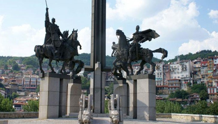 Само на 4-5 метра от северната страна на паметника под конниците каменните плочки са хлътнали, а бордюрите са пропаднали и начупени