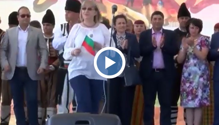 Още при обявяването на имената на гостите на събитието, събралото се множество даде ясно да се разбере, че те не са желани там