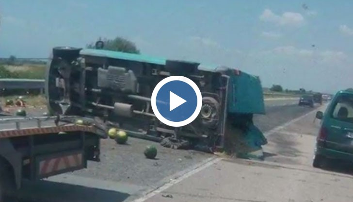 Камионът спуква гума заради претоварване и се преобръща