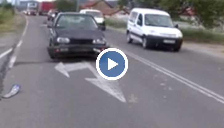 Лек автомобил, пътуващ от Казанлък към Стара Загора, блъснал пресичащата главна улица каруца