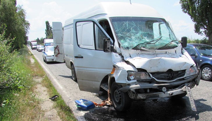 Шофьорът е със счупена ръка, а спътницата му с контузия на главата