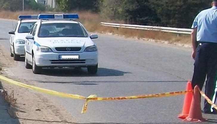 Иван Д. е извършвал проверка на друг автомобил, когато кола го помита