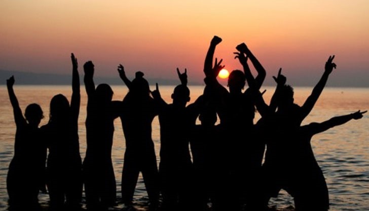 Над 3000 души посрещнаха заедно с рок легендата Джон Лоутън утрото на първи юли Над 3000 души посрещнаха заедно с рок легендата Джон Лоутън утрото на първи юли