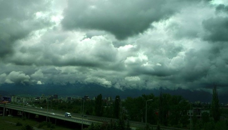 Дъжд с гръмотевици прогонват слънцето, температурите падат с 10 градуса