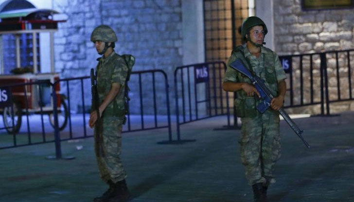 Група от разбунтувалите се войници все още се съпротивлява Група от разбунтувалите се войници все още се съпротивлява