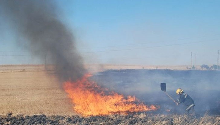 Пожар в стърнище по път Русе-Бяла е станал тази нощ след 2 часа, а сутринта се е възпламенил отново / Снимката е илюстративна