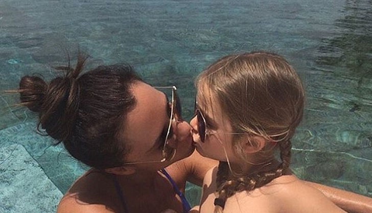 Виктория Бекъм целува дъщеря 5годишната си дъщеря по устата