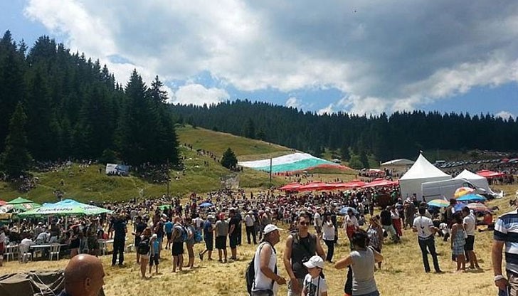 Навсякъде по поляните звучи само български фолклор, който се носи от четирите сцени на събора