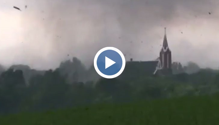 Десетки домове са унищожени, а цели райони са без електричество