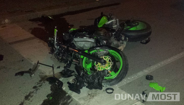 Автомобил и мотоциклет се сблъскаха на кръстовището на улица "Борисова" и булевард "Бозвели" късно снощи