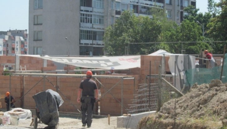 Въпреки недоволството на хората, храмът е почти готов