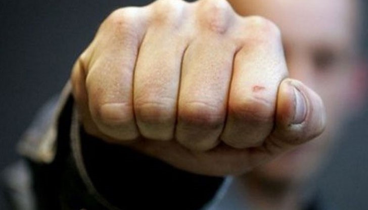 Пострадалият е бит от мъж, познат му по малко име и прякор Пострадалият е бит от мъж, познат му по малко име и прякор