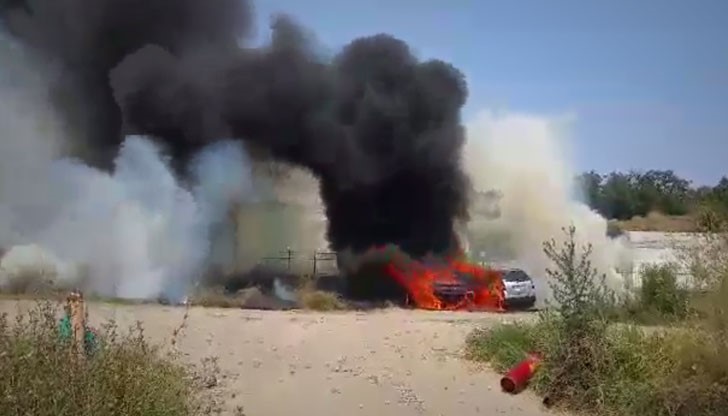 Другите две коли, намиращи се до него също са изгорели