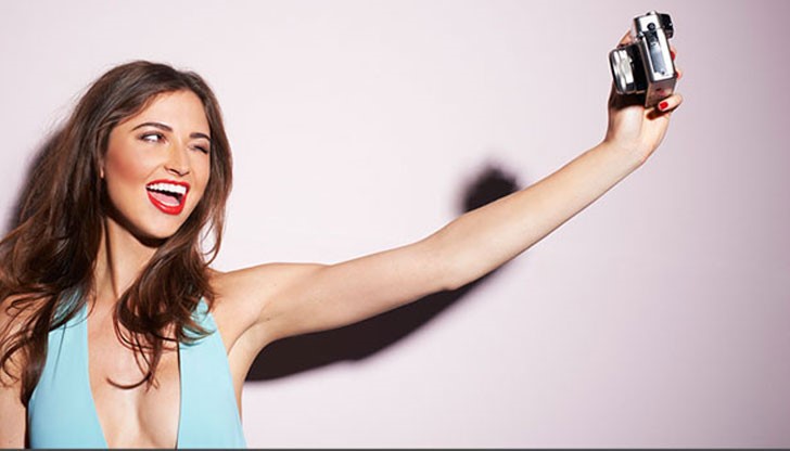 Със специален бутон на една от дръжките на очилата, потребителите ще могат да снимат на разстояние 60 метра от смартфона си