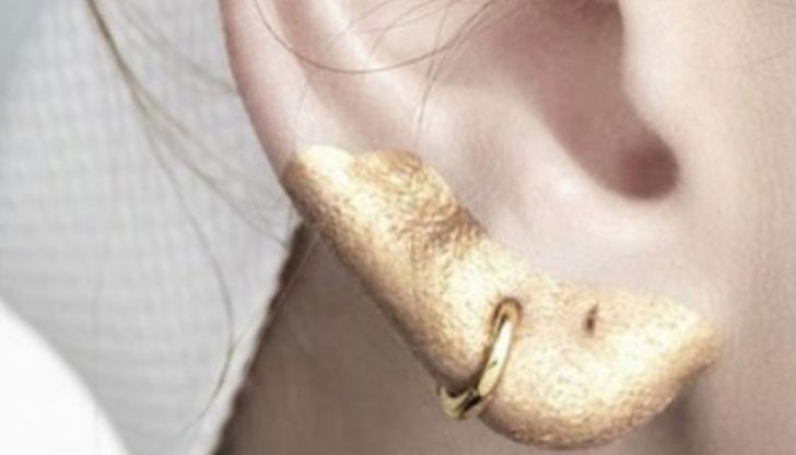 При него се изписват в различни цветове възглавничките на ушната мида и може да измести болезнения пиърсинг