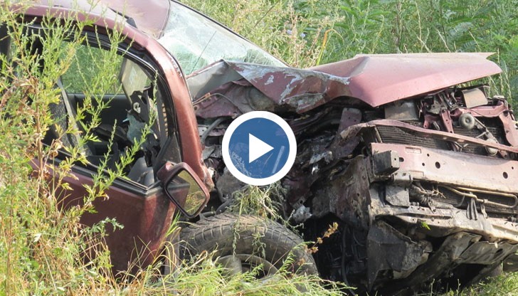 Джип с русенска регистрация е пътувал от Пиргово към Русе, когато изхвърча от пътя и се удря в дърво