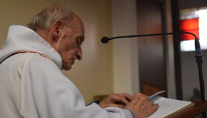 86-годишния свещеник Жак Амел стана жертва на заложническа драма в градчето Сент-Етиен дю Рувре