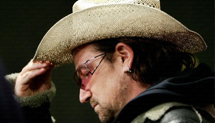 Боно от "U2" държи "щастливата" му шапка да пътува в бизнес класа