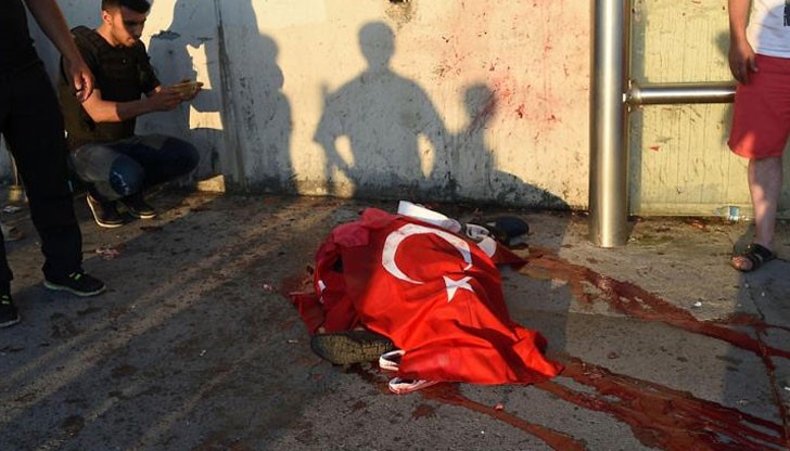 Един войник е бил обезглавен от разярените симпатизанти на Ердоган