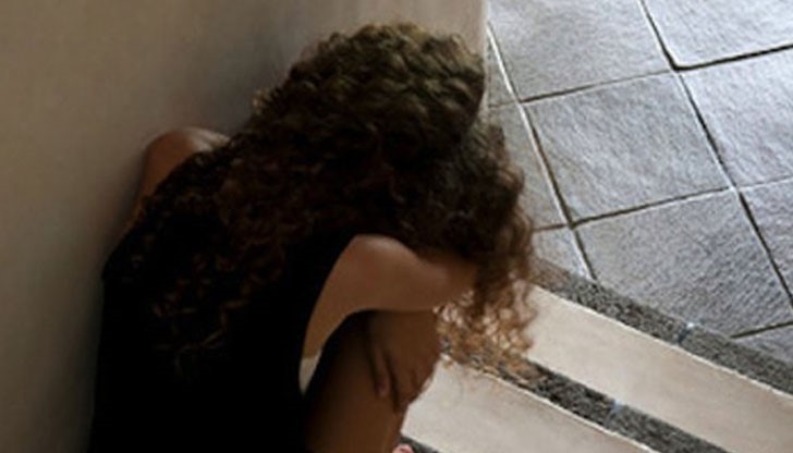 Съдът дори го оправдал по обвинението за изнасилване и постановил присъдата само по обвинението по чл. 151 от НК за сексуален контакт с малолетна Съдът дори го оправдал по обвинението за изнасилване и постановил присъдата само по обвинението по чл. 151 от НК за сексуален контакт с малолетна