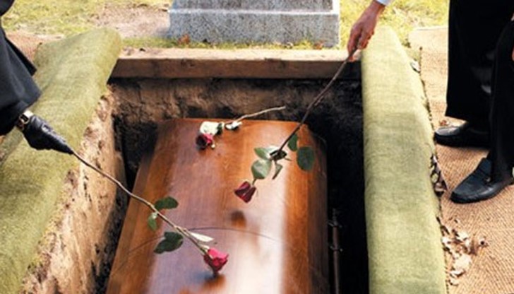Те внимателно следят какво се слага до покойника, както и на кое погребение се полагат бижута в ковчезите