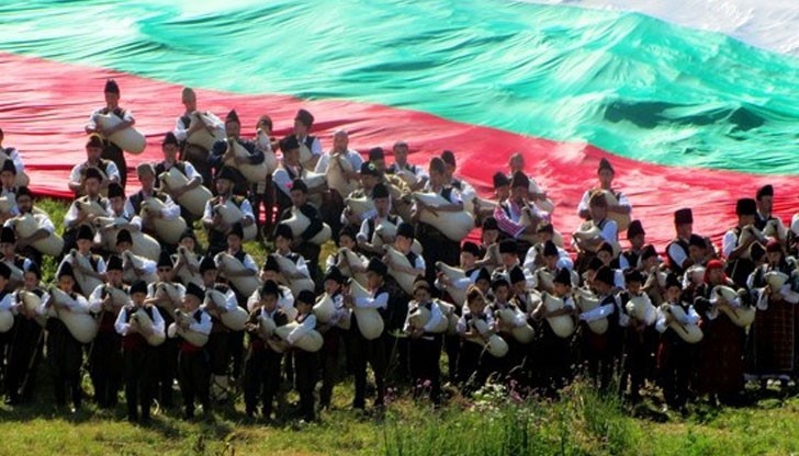 Цецка Цачева откри съборът в Рожен, а концерти огласиха поляните му Цецка Цачева откри съборът в Рожен, а концерти огласиха поляните му