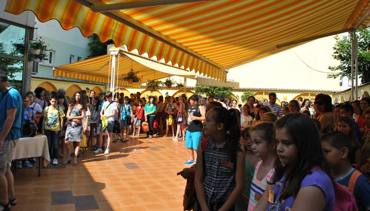 Заниманията за 130 деца ще бъдат в 10 класни стаи, а за финал ще има концерт