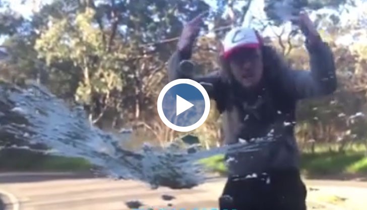 Играчът запречва пътно платно и изтрещява пред шофьор, опитващ се да мине