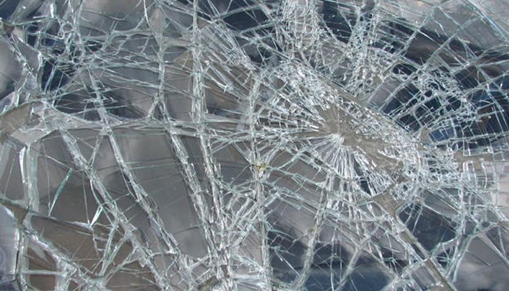 По тях са били хвърлени две павета! По тях са били хвърлени две павета!