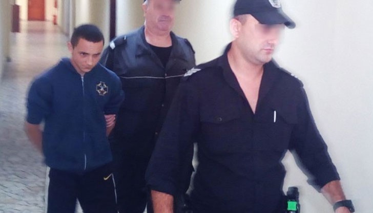 Hа 8 юли едно 17-годишно момче едва не убива свой приятел и след това дни наред най-близкият човек до него се оказва служебният му защитник Hа 8 юли едно 17-годишно момче едва не убива свой приятел и след това дни наред най-близкият човек до него се оказва служебният му защитник