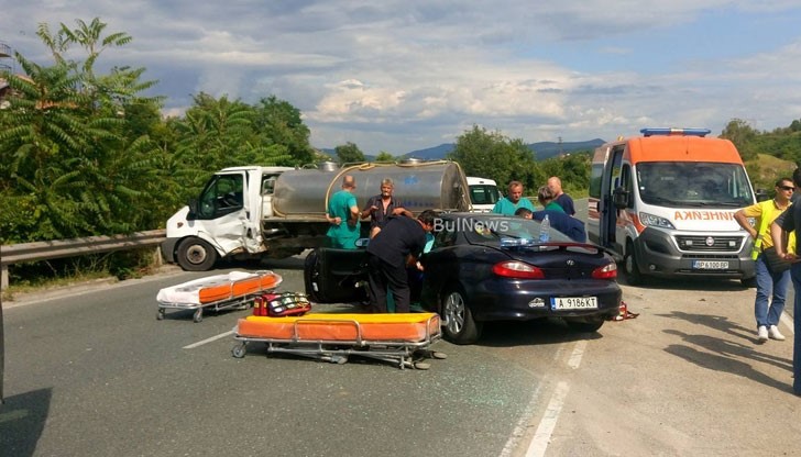 Зверска катастрофа край Мездра между кола и цистерна