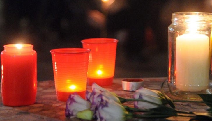 Флаговете на всички обществени сгради ще бъдат спуснати наполовина Флаговете на всички обществени сгради ще бъдат спуснати наполовина