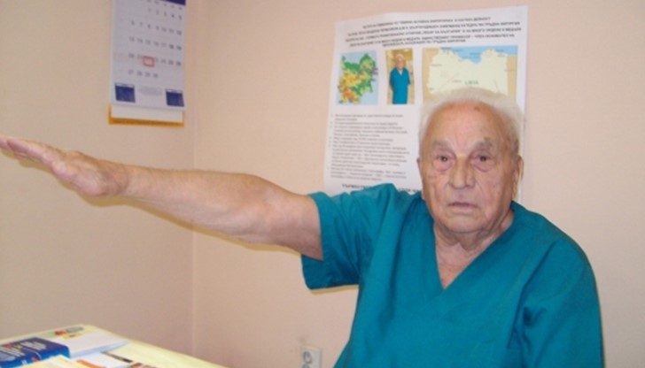 Проф. Петър Червеняков е уникален случай в българската и световната практика – гръден хирург, който оперира активно до почти „столетна” възраст