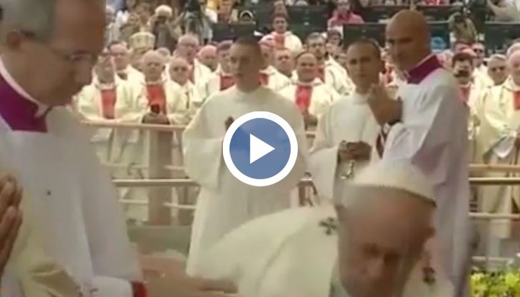 Главата на римокатолическата църква падна по време на служба в Полша