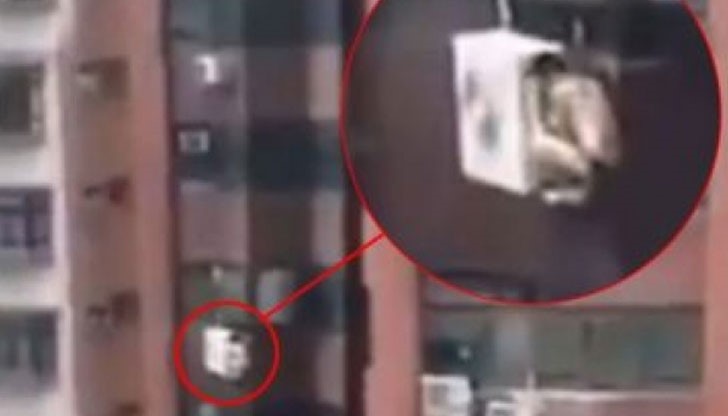 гол мъж отчаяно се закачи за външното тяло на климатик в опит да се скрие от съпруга на любовницата си