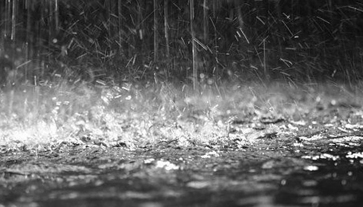 Дъждът е придружен с гръмотевична буря Дъждът е придружен с гръмотевична буря