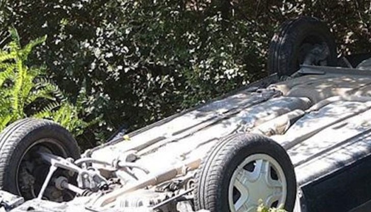 Тя е пътувала с децата си, когато поради несъобразена скорост преобръща колата си извън платното Тя е пътувала с децата си, когато поради несъобразена скорост преобръща колата си извън платното