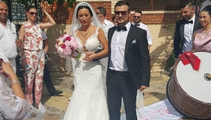 Младоженецът, синът на известния ръководител на оркестър „Канарите”, поведе първото сватбено хоро