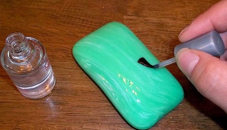 Лакът за нокти може да ви помогне да се справите с много непредвидени ситуации