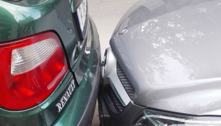 Излизам от работа и намирам колата си с паркиран в бронята ми Мерцедес