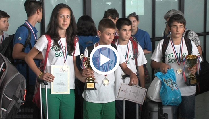 Български ученици се върнаха от международното състезание по математика в Хонг Конг с общо 10 медала